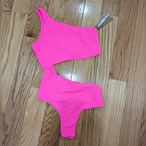 NWT SKIMS FITS EVERYBODY ONE SHOULDER CUT OUT BODYSUIT IN NEON PINK - Picture 5 of 6
